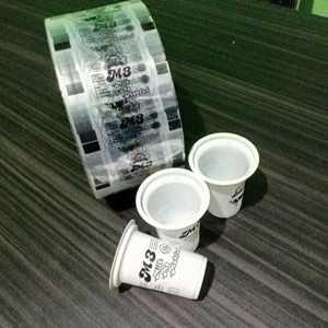 sablon cup putih susu dan plastik lid sealer